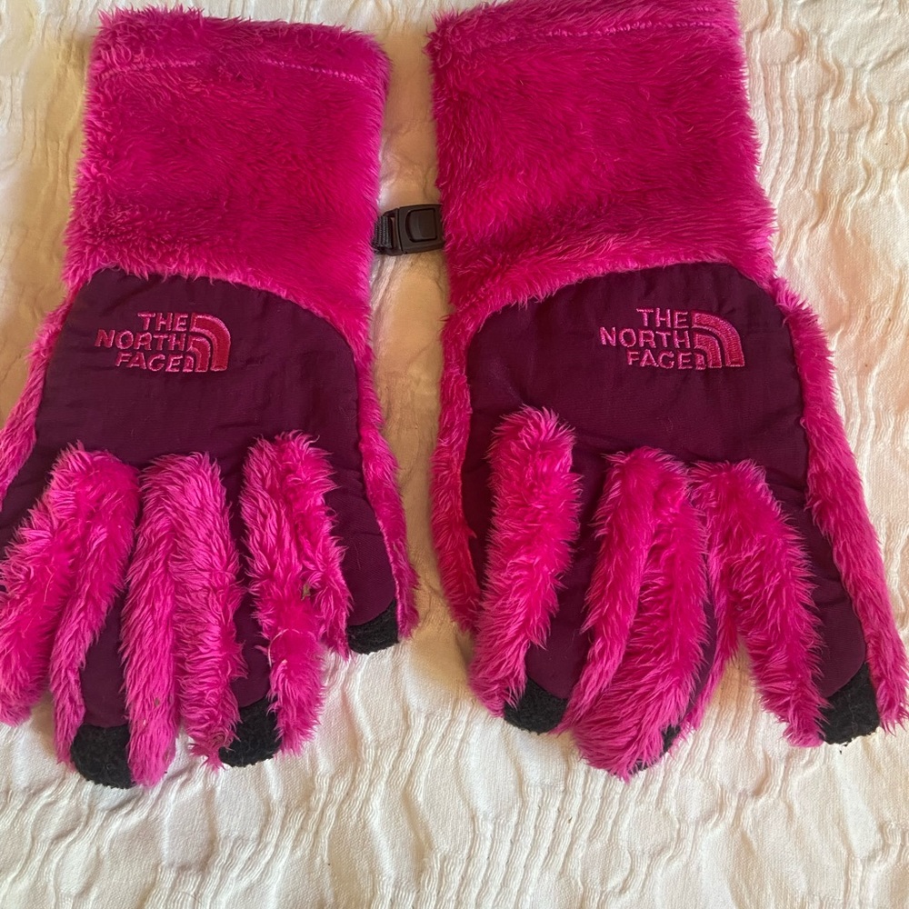 Girls Rei fleece snow gloves.